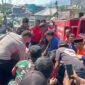 Proses evakuasi korban kebakaran oleh petugas di Kelurahan Kalumata, Kota Ternate