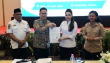 Gubernur Sherly setelah tatap muka dengan tim kunjungan kerja spesifik Komisi V DPR RI. Sherly dalam kesempatan itu memaparkan pertumbuhan ekonomi tertinggi nasional pada 2025 sebesar 34 persen (YoY), namun capaian itu belum menyentuh mayoritas masyarakat. || dok : Humas/Adpim Malut