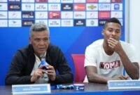 Pelatih kepala Hendri Susilo dan Wbeymar Angulo dalam confrence pers seusai pertandingan melawan Persebaya