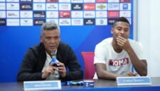 Pelatih kepala Hendri Susilo dan Wbeymar Angulo dalam confrence pers seusai pertandingan melawan Persebaya