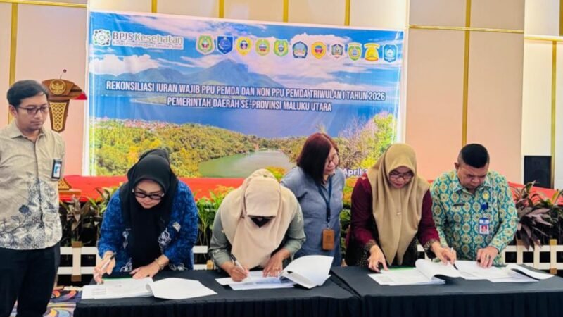 Penandatanganan berita acara rekonsiliasi iuran wajib Triwulan I 2026 oleh seluruh pemerintah daerah se-Maluku Utara, bersama Kantor Pelayanan Perbendaharaan Negara Ternate dan Tobelo serta BPJS Kesehatan Cabang Ternate. || dok : Humas/Adpim Malut