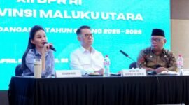 Gubernur Maluku Utara, Sherly Tjoanda dan Sekretaris Daerah Provinsi (Sekprov) Samsuddin A. Kadir saat menghadiri rapat strategis bersama Komisi XII DPR RI, BPH Migas, dan PT Pertamina Patra Niaga di Halmahera Ballroom, Bela Hotel Ternate. || dok : Humas/Adpim Malut