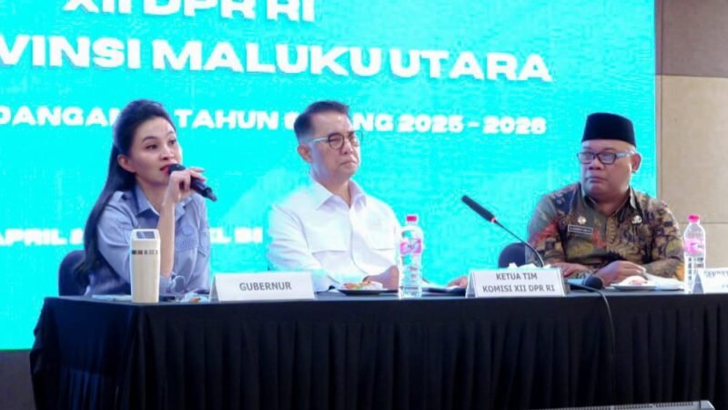 Gubernur Maluku Utara, Sherly Tjoanda dan Sekretaris Daerah Provinsi (Sekprov) Samsuddin A. Kadir saat menghadiri rapat strategis bersama Komisi XII DPR RI, BPH Migas, dan PT Pertamina Patra Niaga di Halmahera Ballroom, Bela Hotel Ternate. || dok : Humas/Adpim Malut