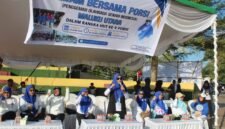 Ketua PORSI Maluku Utara, Rusni Sarbin mengapresiasi kehadiran warga Kota Ternate yang hadir mengikuti senam pagi di Landmark Ternate. || dok : Ilham/Adpim Malut