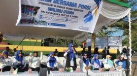 Ketua PORSI Maluku Utara, Rusni Sarbin mengapresiasi kehadiran warga Kota Ternate yang hadir mengikuti senam pagi di Landmark Ternate. || dok : Ilham/Adpim Malut