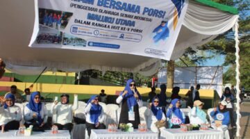 Ketua PORSI Maluku Utara, Rusni Sarbin mengapresiasi kehadiran warga Kota Ternate yang hadir mengikuti senam pagi di Landmark Ternate. || dok : Ilham/Adpim Malut