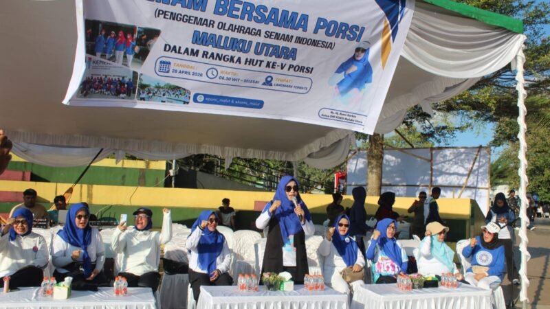 Ketua PORSI Maluku Utara, Rusni Sarbin mengapresiasi kehadiran warga Kota Ternate yang hadir mengikuti senam pagi di Landmark Ternate. || dok : Ilham/Adpim Malut