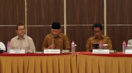 Wakil Gubernur Maluku Utara, Sarbin Sehe dihadapan Badan Aspirasi Masyarakat (BAM) DPR RI menyampaikan sejumlah catatan penting, salah satunya terkait urgensi Undang-Undang Kepulauan. || dok : Adpim Malut