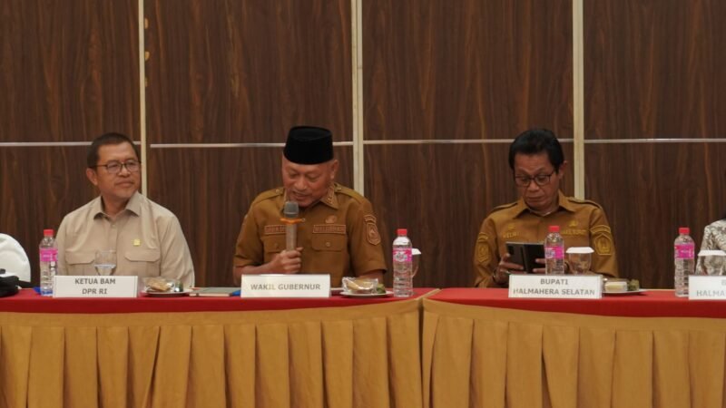 Wakil Gubernur Maluku Utara, Sarbin Sehe dihadapan Badan Aspirasi Masyarakat (BAM) DPR RI menyampaikan sejumlah catatan penting, salah satunya terkait urgensi Undang-Undang Kepulauan. || dok : Adpim Malut