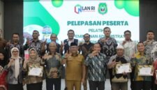 Sekretaris Daerah (Sekda) Maluku Utara, Samsuddin A. Kadir melepas peserta Pelatihan Kepemimpinan Administrator (PKA) lingkup Pemerintah Provinsi Maluku Utara. || dok : Ilham/Kasedata