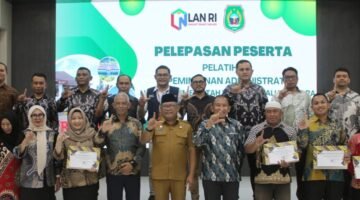 Sekretaris Daerah (Sekda) Maluku Utara, Samsuddin A. Kadir melepas peserta Pelatihan Kepemimpinan Administrator (PKA) lingkup Pemerintah Provinsi Maluku Utara. || dok : Ilham/Kasedata