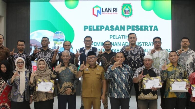 Sekretaris Daerah (Sekda) Maluku Utara, Samsuddin A. Kadir melepas peserta Pelatihan Kepemimpinan Administrator (PKA) lingkup Pemerintah Provinsi Maluku Utara. || dok : Ilham/Kasedata