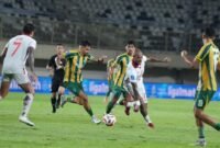 Bomber Malut United David Da Silva dijaga ketat pemain PSBS Biak dalam laga lanjutan pekan ke-30 BRI Super League. || dok : Malut United