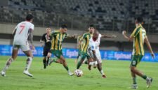 Bomber Malut United David Da Silva dijaga ketat pemain PSBS Biak dalam laga lanjutan pekan ke-30 BRI Super League. || dok : Malut United