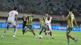 Bomber Malut United David Da Silva dijaga ketat pemain PSBS Biak dalam laga lanjutan pekan ke-30 BRI Super League. || dok : Malut United