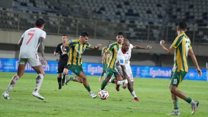 Bomber Malut United David Da Silva dijaga ketat pemain PSBS Biak dalam laga lanjutan pekan ke-30 BRI Super League. || dok : Malut United