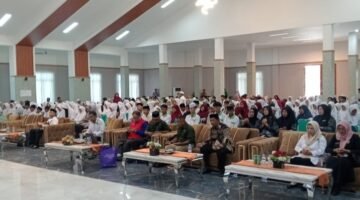 Ribuan Siswa Madrasah Halsel Ikut Rekor MURI Penulisan Anafora