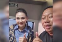 Sekda Kota Ternate saat mengabdikan momen mendampingi Gubernur Malut dalam perjalanan menuju ke Pulau Batang Dua melalui siaran langsung akun facebook Rizal Marsaoly. 