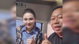 Sekda Kota Ternate saat mengabdikan momen mendampingi Gubernur Malut dalam perjalanan menuju ke Pulau Batang Dua melalui siaran langsung akun facebook Rizal Marsaoly. 