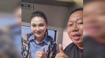 Sekda Kota Ternate saat mengabdikan momen mendampingi Gubernur Malut dalam perjalanan menuju ke Pulau Batang Dua melalui siaran langsung akun facebook Rizal Marsaoly. 