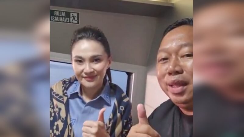 Sekda Kota Ternate saat mengabdikan momen mendampingi Gubernur Malut dalam perjalanan menuju ke Pulau Batang Dua melalui siaran langsung akun facebook Rizal Marsaoly. 