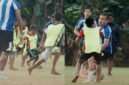 Pelatih Dewa United saat membuat laga kecil untuk menghibur anak-anak Sulamadaha usai latihan [ Foto : tangkapan layar Dewa United]