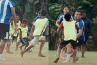 Pelatih Dewa United saat membuat laga kecil untuk menghibur anak-anak Sulamadaha usai latihan [ Foto : tangkapan layar Dewa United]