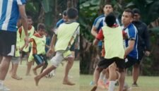 Pelatih Dewa United saat membuat laga kecil untuk menghibur anak-anak Sulamadaha usai latihan [ Foto : tangkapan layar Dewa United]