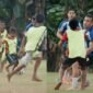 Pelatih Dewa United saat membuat laga kecil untuk menghibur anak-anak Sulamadaha usai latihan [ Foto : tangkapan layar Dewa United]