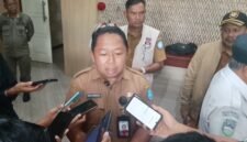 Sekda Kota Ternate, Dr. Rizal Marsaoly, diwawancarai usai rapat koordinasi [ dok : kasedata]