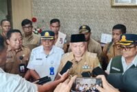 Wakil Gubernur Sarbin Sehe saat diwawancarai usai rapat koordinasi [dok : kasedata]