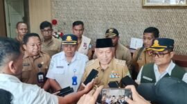Wakil Gubernur Sarbin Sehe saat diwawancarai usai rapat koordinasi [dok : kasedata]