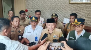 Wakil Gubernur Sarbin Sehe saat diwawancarai usai rapat koordinasi [dok : kasedata]