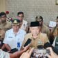Wakil Gubernur Sarbin Sehe saat diwawancarai usai rapat koordinasi [dok : kasedata]