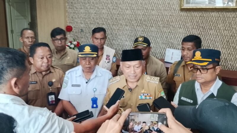 Wakil Gubernur Sarbin Sehe saat diwawancarai usai rapat koordinasi [dok : kasedata]