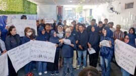 Aksi damai kader partai di halaman kantor DPD NasDem Malut, Kelurahan Makassar Timur, Kota Ternate [Foto : sukarsi/kasedata]