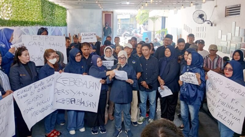 Aksi damai kader partai di halaman kantor DPD NasDem Malut, Kelurahan Makassar Timur, Kota Ternate [Foto : sukarsi/kasedata]