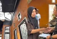 Sekda Kota Ternate saat mewakili Wali Kota Ternate untuk menyerahkan bantuan korban kabakaran rumah di Kelurahan Akehuda [dok : kasedata]