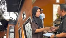 Sekda Kota Ternate saat mewakili Wali Kota Ternate untuk menyerahkan bantuan korban kabakaran rumah di Kelurahan Akehuda [dok : kasedata]