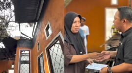 Sekda Kota Ternate saat mewakili Wali Kota Ternate untuk menyerahkan bantuan korban kabakaran rumah di Kelurahan Akehuda [dok : kasedata]