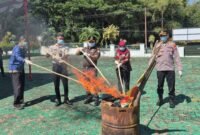 Pemusanahan barang bukti di halaman kantor Kejari Halsel [Foto : ridal/kasedata]