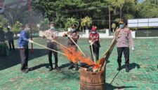 Pemusanahan barang bukti di halaman kantor Kejari Halsel [Foto : ridal/kasedata]