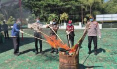 Kejari Halsel Musnahkan 96 Barang Bukti 