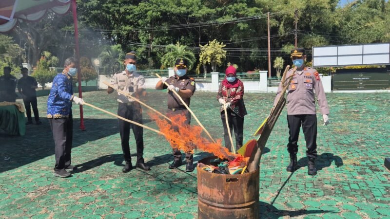 Pemusanahan barang bukti di halaman kantor Kejari Halsel [Foto : ridal/kasedata]