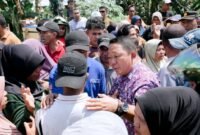 Sekda Kota Ternate, Dr. Rizal Marsaoly, saat turun langsung menemui warga dalam aksi blokade akse jalan menuju Tempat Pembuangan Akhir sampah di Takome