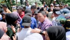 Sekda Kota Ternate, Dr. Rizal Marsaoly, saat turun langsung menemui warga dalam aksi blokade akse jalan menuju Tempat Pembuangan Akhir sampah di Takome