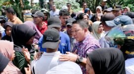 Sekda Kota Ternate, Dr. Rizal Marsaoly, saat turun langsung menemui warga dalam aksi blokade akse jalan menuju Tempat Pembuangan Akhir sampah di Takome