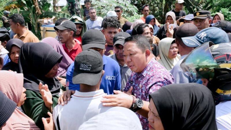 Sekda Kota Ternate, Dr. Rizal Marsaoly, saat turun langsung menemui warga dalam aksi blokade akse jalan menuju Tempat Pembuangan Akhir sampah di Takome