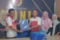 Penyerahan dokumen atlet dan official Kota Ternate kepada Panitia Besar (PB) PORPROV V KONI Maluku Utara [dok : kasedata]