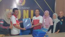 Penyerahan dokumen atlet dan official Kota Ternate kepada Panitia Besar (PB) PORPROV V KONI Maluku Utara [dok : kasedata]